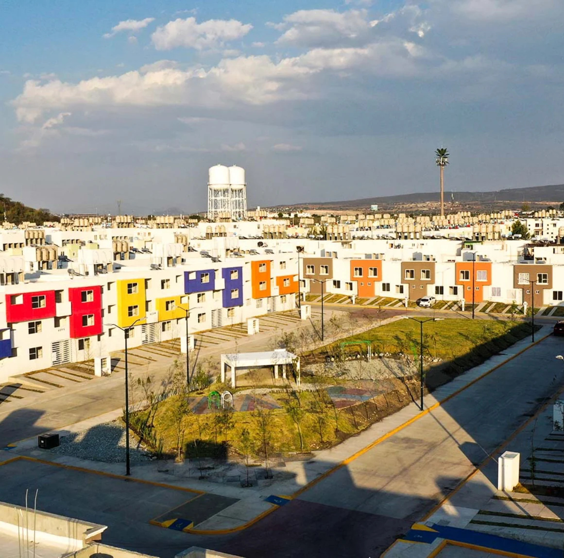 500 casas habitación en Corregidora, Qro. — departamentos de 55 m², unifamiliares de 67 m², dúplex de 65 m² y casas de dos pisos de 90 m².